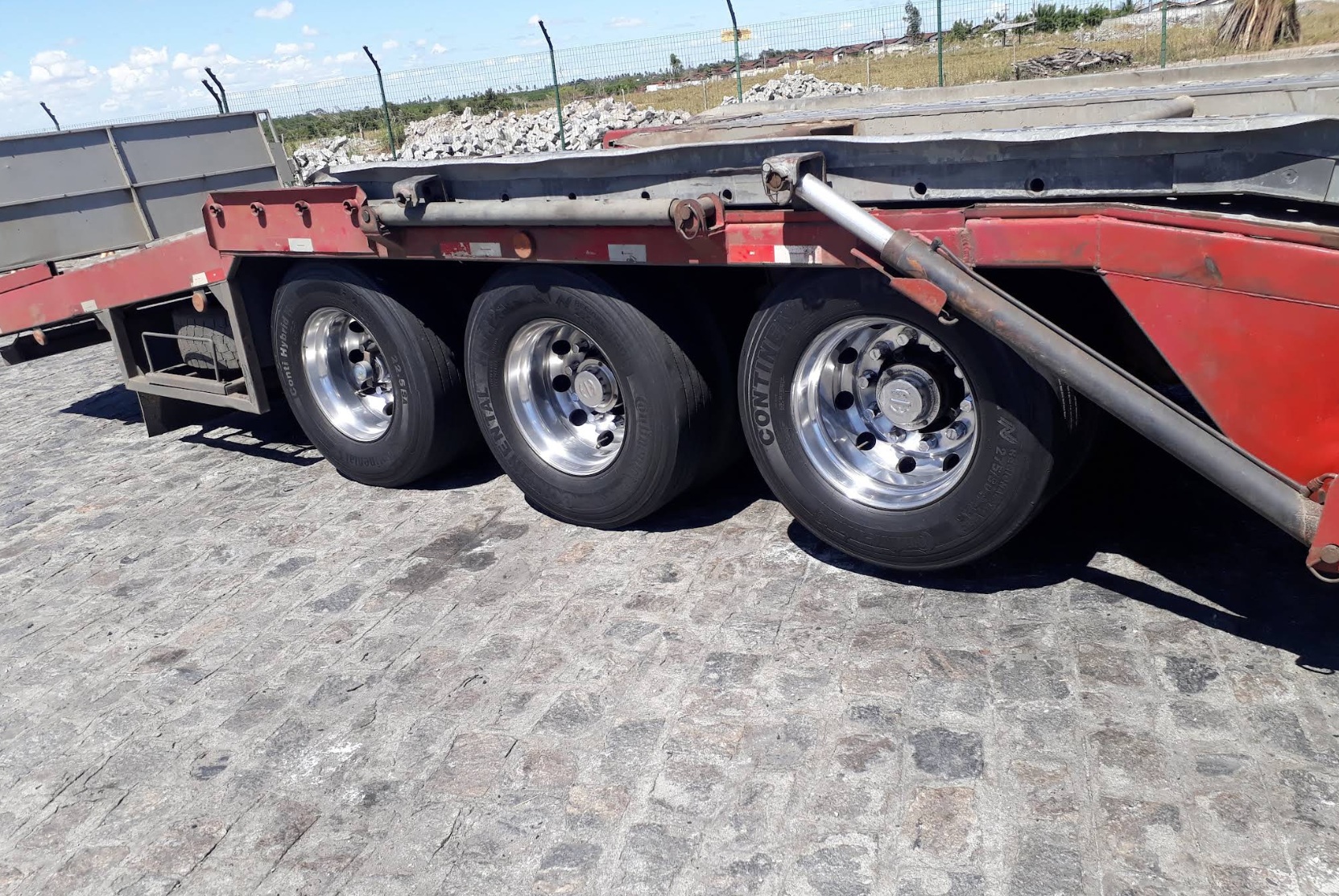 Detalhe técnico de equipamento utilizado em operação logística